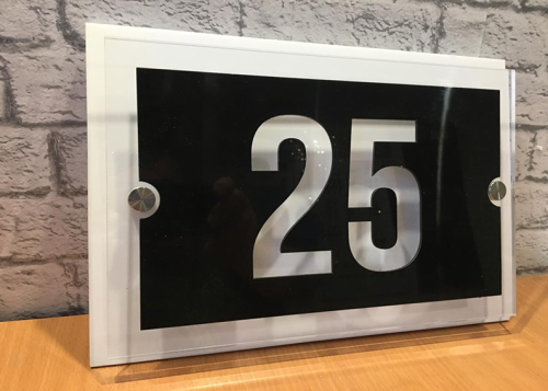 Таблички из стекла и пластика